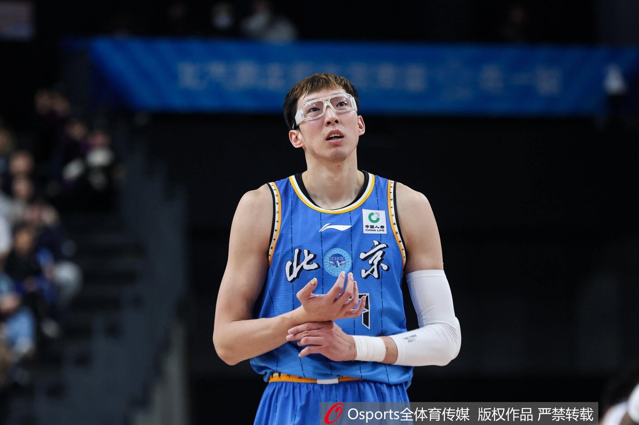 开云官网-进攻欲很低！周琦全场仅出手4次&amp;命中3球 得到7分8篮板2助攻